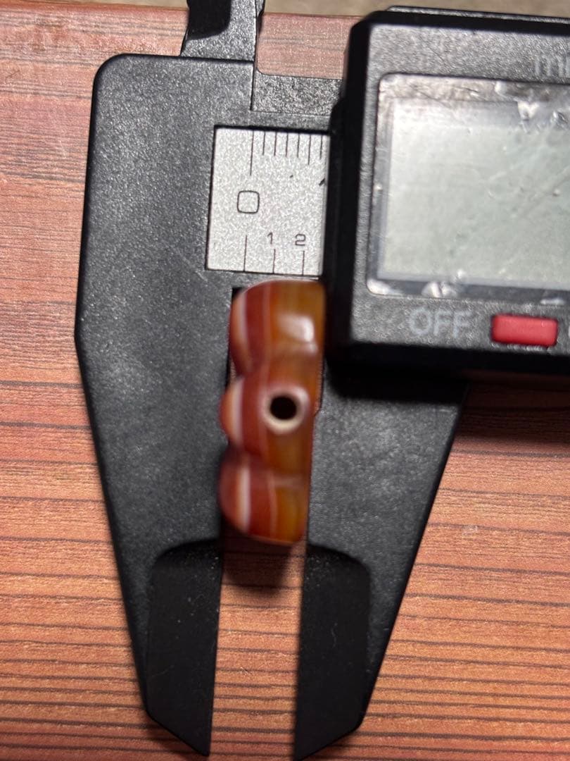 蓮花羊眼板天珠　赤