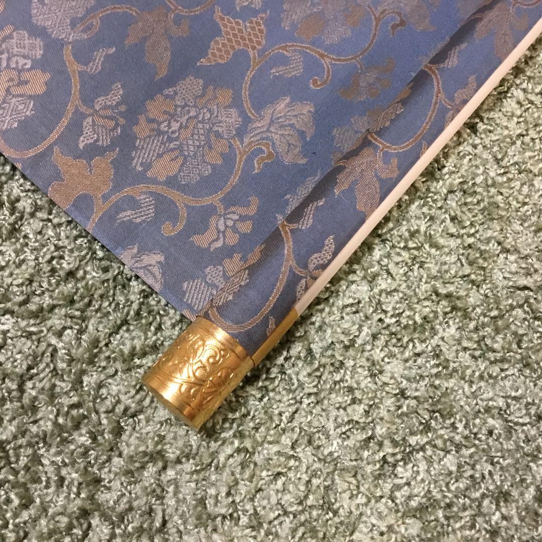 多色使いの掛軸 人物像と漢字の書