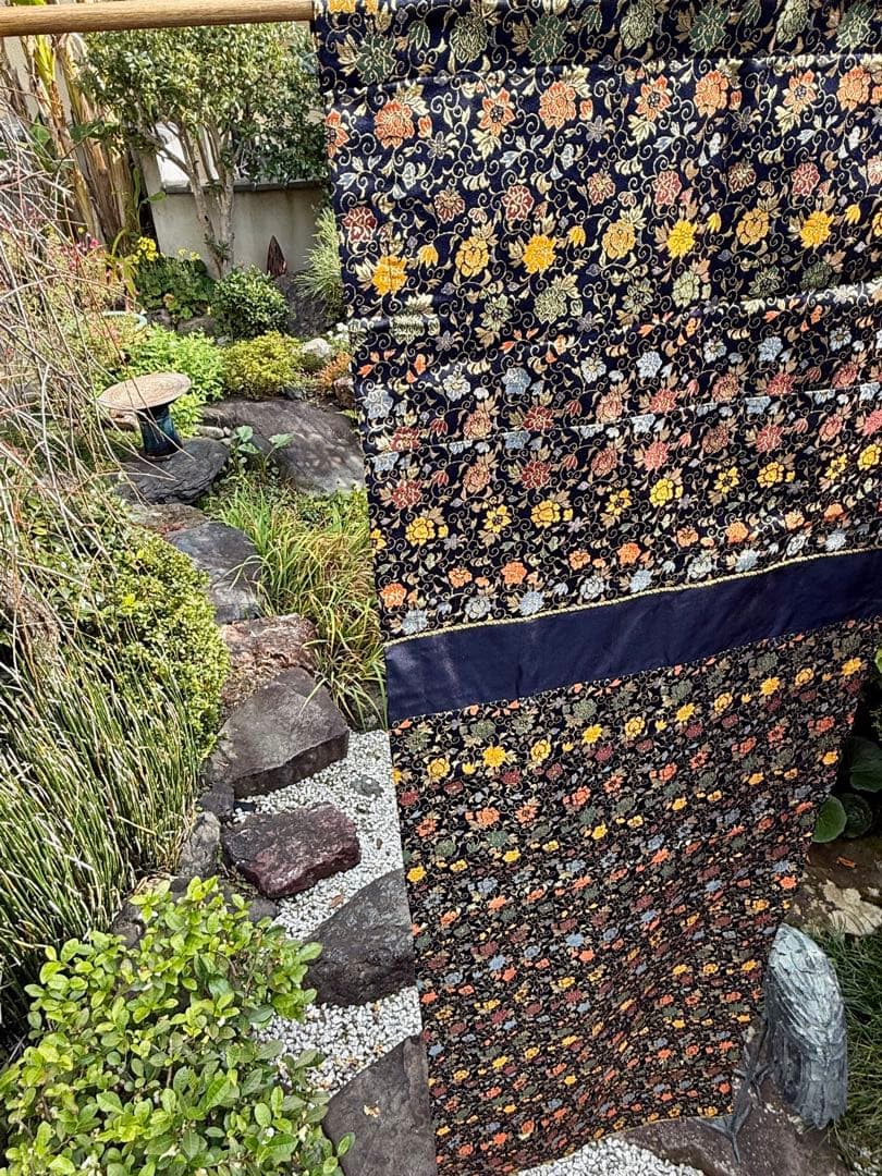 美しい花柄刺繍のネイビーのれん シルク