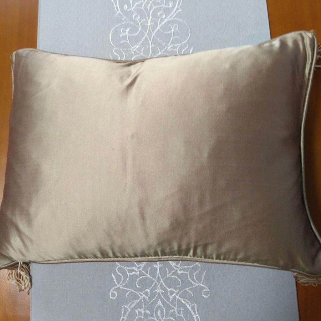 Yves Delorme　イヴドローム　ミニクッション シルク花柄刺繍