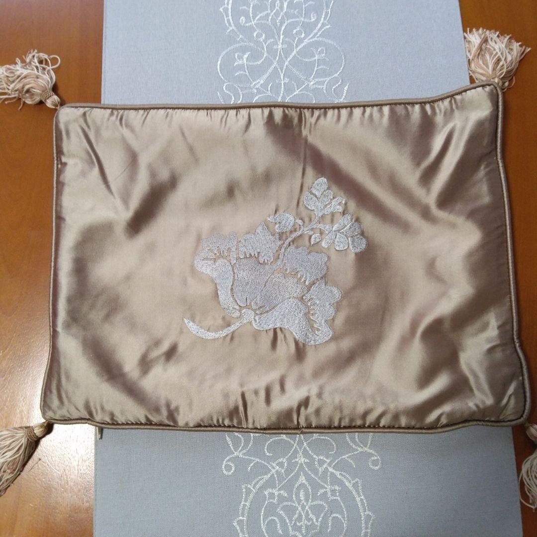 Yves Delorme　イヴドローム　ミニクッション シルク花柄刺繍