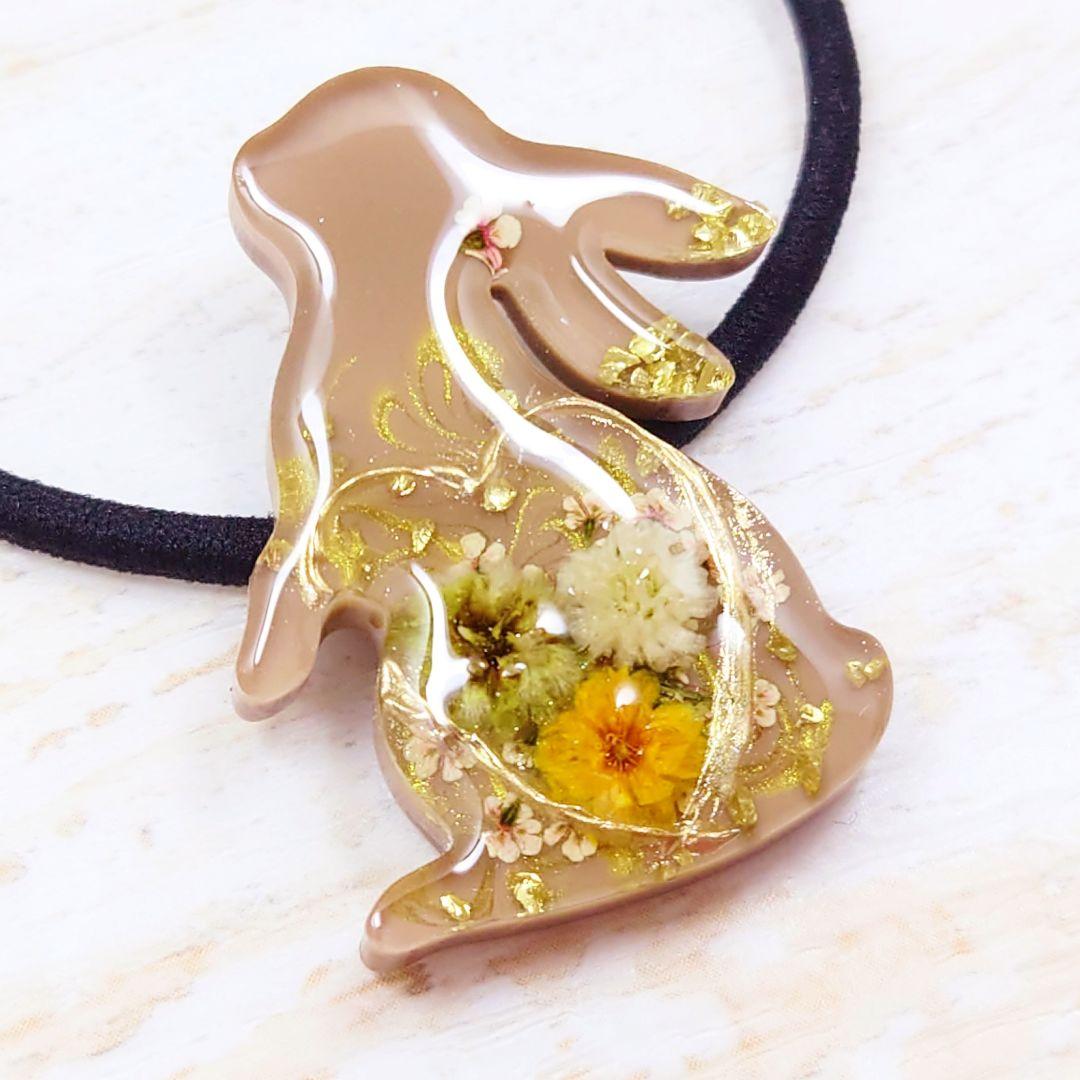 かすみ草ハートのうさぎヘアゴム ハンドメイド レジン ブラウン×ゴールド お花
