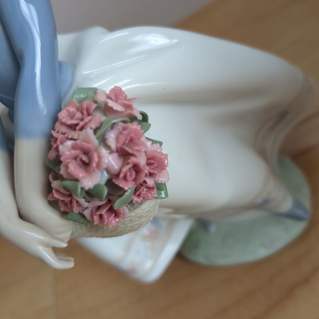 リヤドロ　5月の花を持つ女性（スペシャルバージョン）