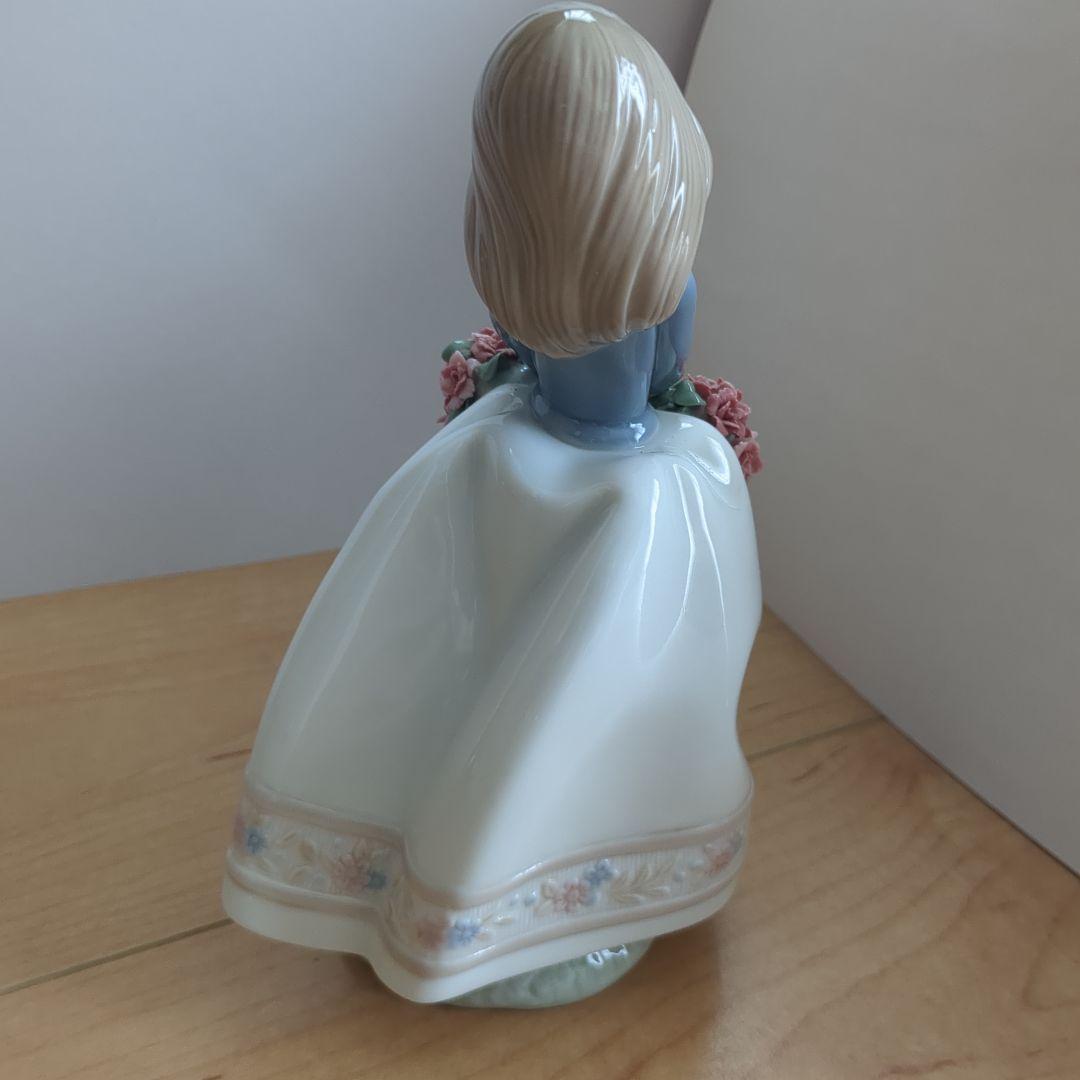 リヤドロ　5月の花を持つ女性（スペシャルバージョン）