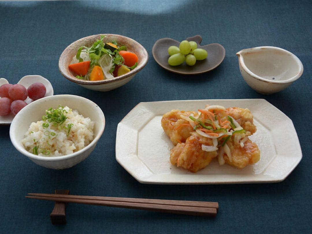 古谷製陶所｜八角プレート サビ釉（茶）鉄散（白)信楽焼 滋賀県