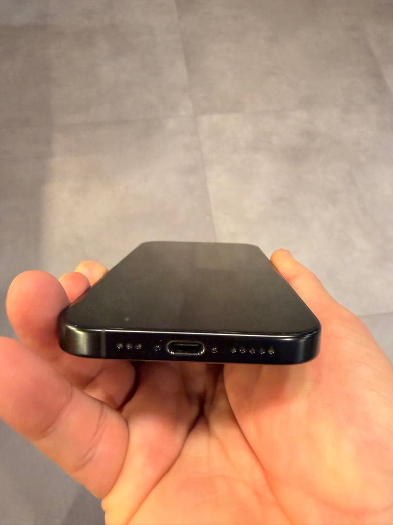 iPhone16pro美品　おまけマジックジョンのスマフォケースとフィルム1枚付