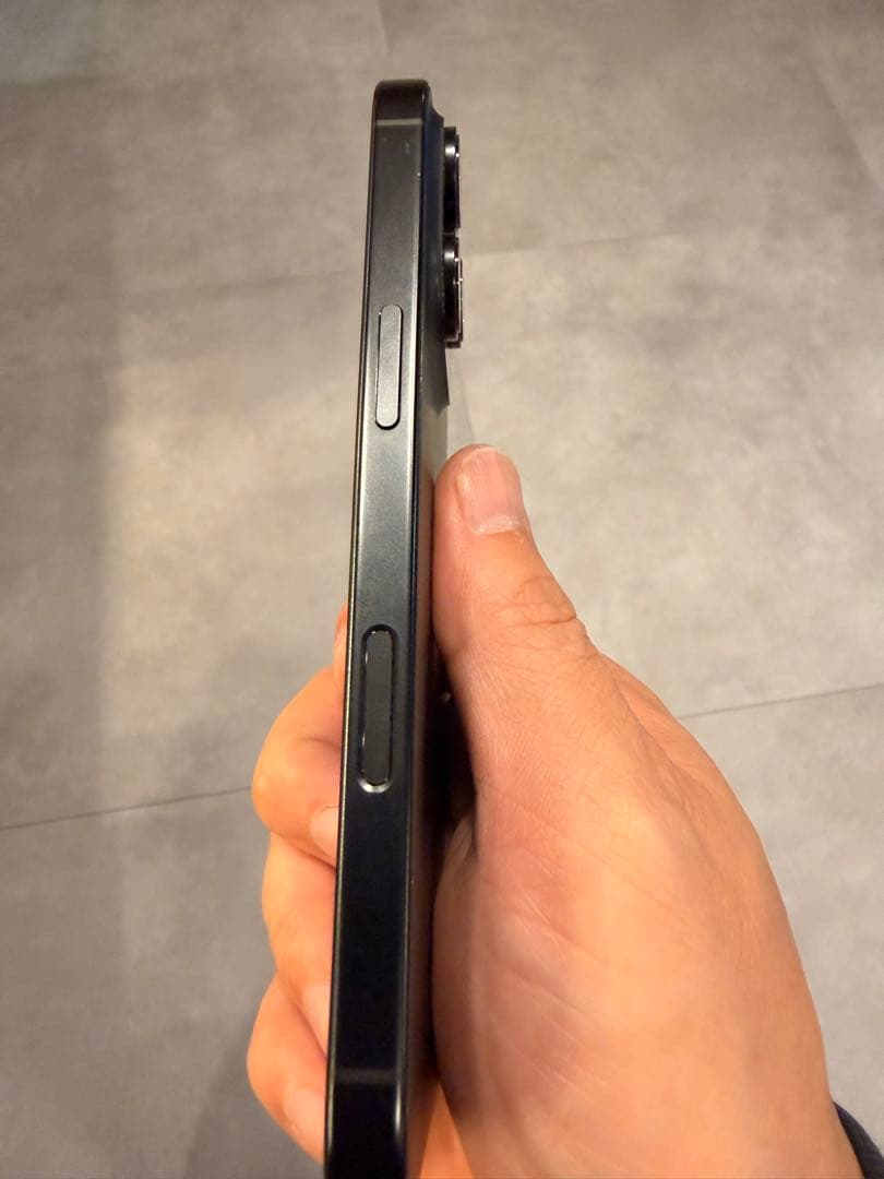 iPhone16pro美品　おまけマジックジョンのスマフォケースとフィルム1枚付