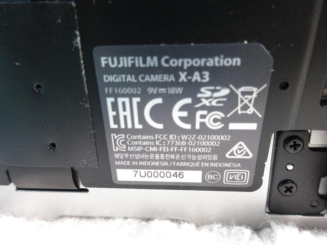 Fujifilm X-A3 ミラーレスカメラ シルバー/レッド　動作品