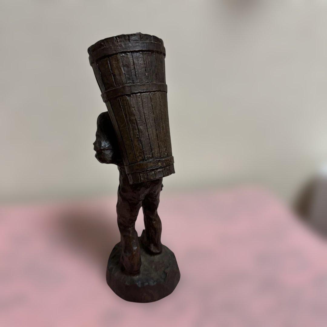 金属製彫刻 荷物を背負った人