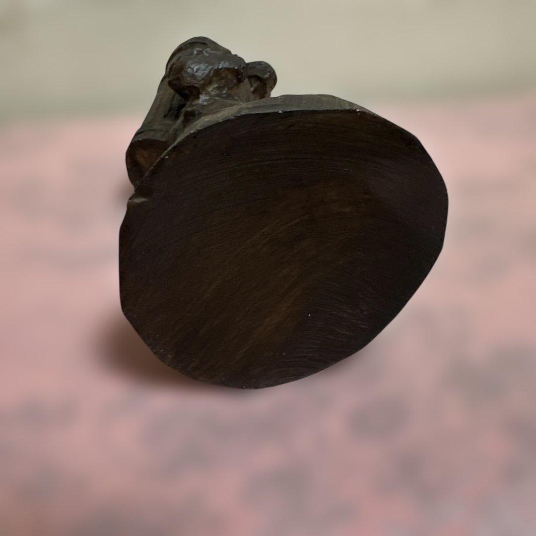 金属製彫刻 荷物を背負った人