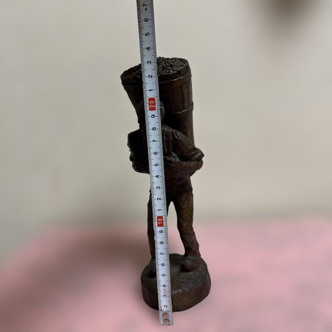 金属製彫刻 荷物を背負った人