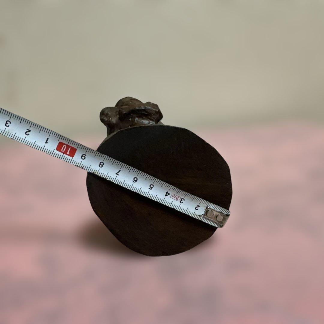 金属製彫刻 荷物を背負った人