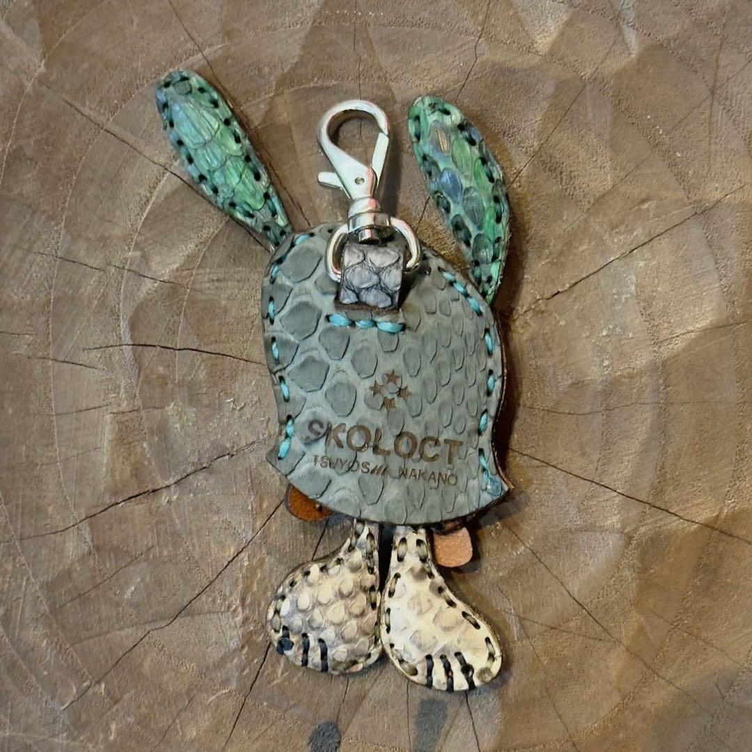 SKOLOCT 蛇皮/レザー製キャラクターチャーム