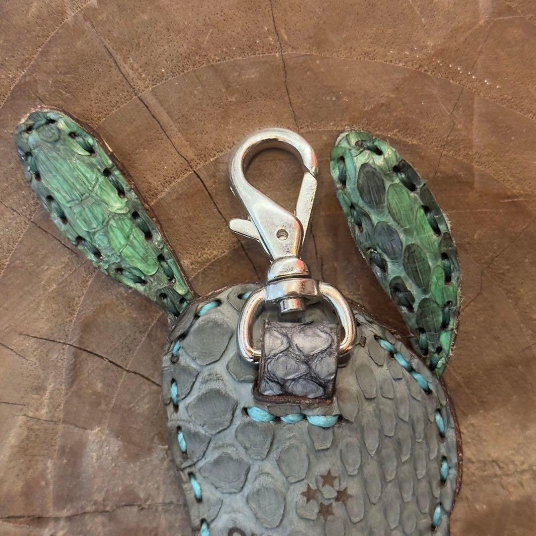 SKOLOCT 蛇皮/レザー製キャラクターチャーム