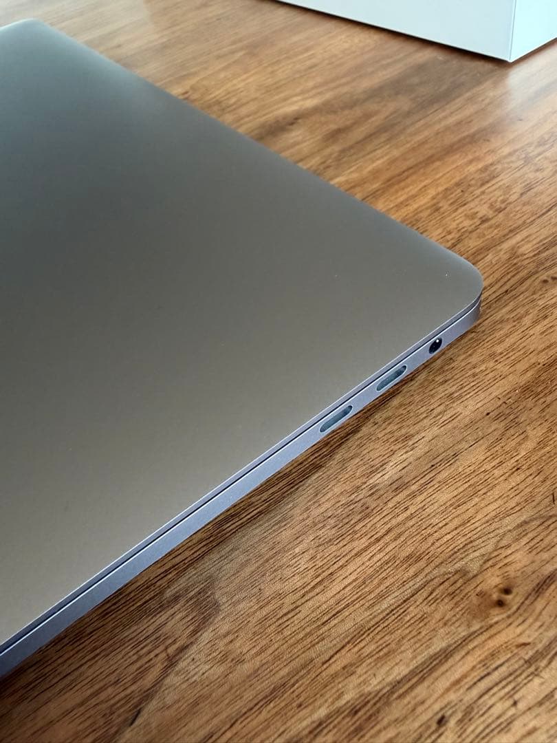 MacBookPro 2018 メモリ16GB ストレージ256GB