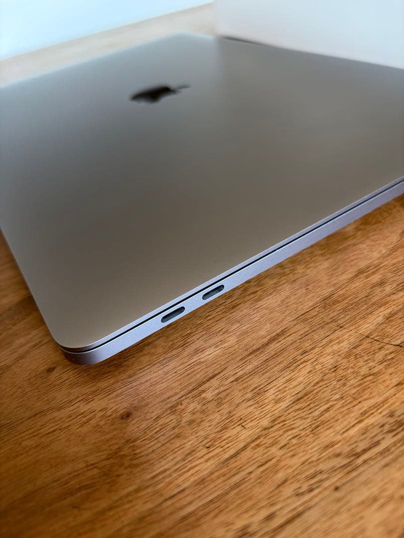 MacBookPro 2018 メモリ16GB ストレージ256GB