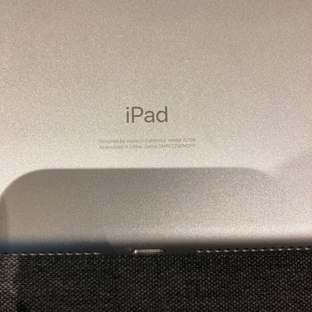 【6088】iPad A2198 32G 初期化済み　キーボード　カバー付き