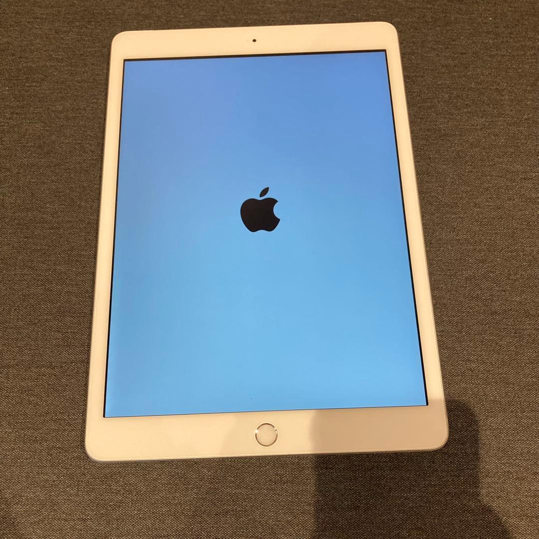 【6088】iPad A2198 32G 初期化済み　キーボード　カバー付き