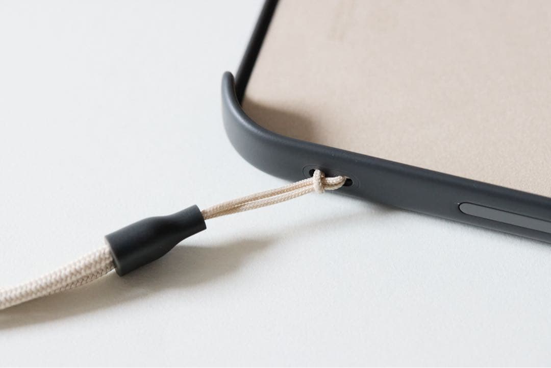 美品　Beats iPhone 17 ProMax KickstandCase