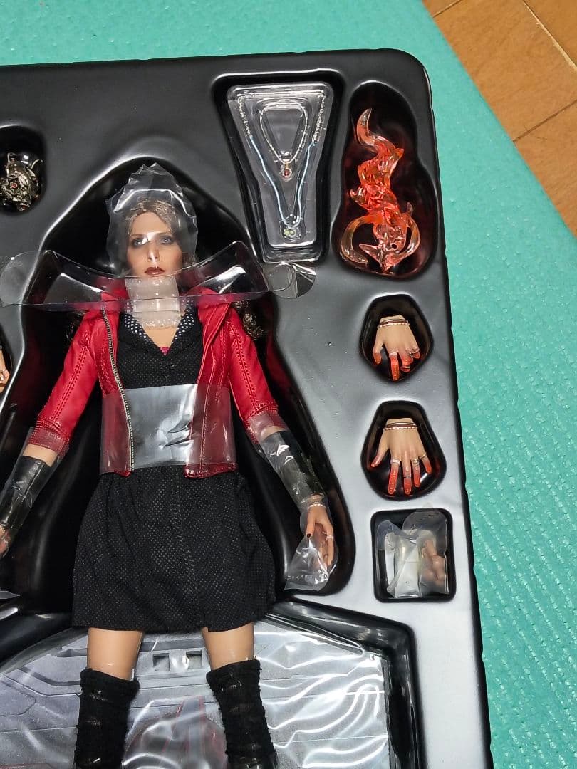 スカーレット・ウィッチ 　アベンジャーズ　エイジ・オブ・ウルトロン　ホットトイズ