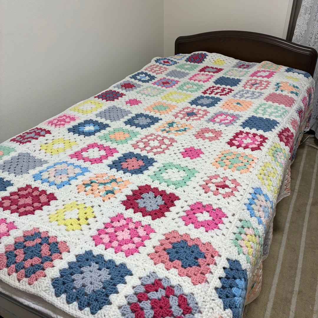 手編み　大判マルチカバー　ベッドカバー　ブランケット　グラニースクエア