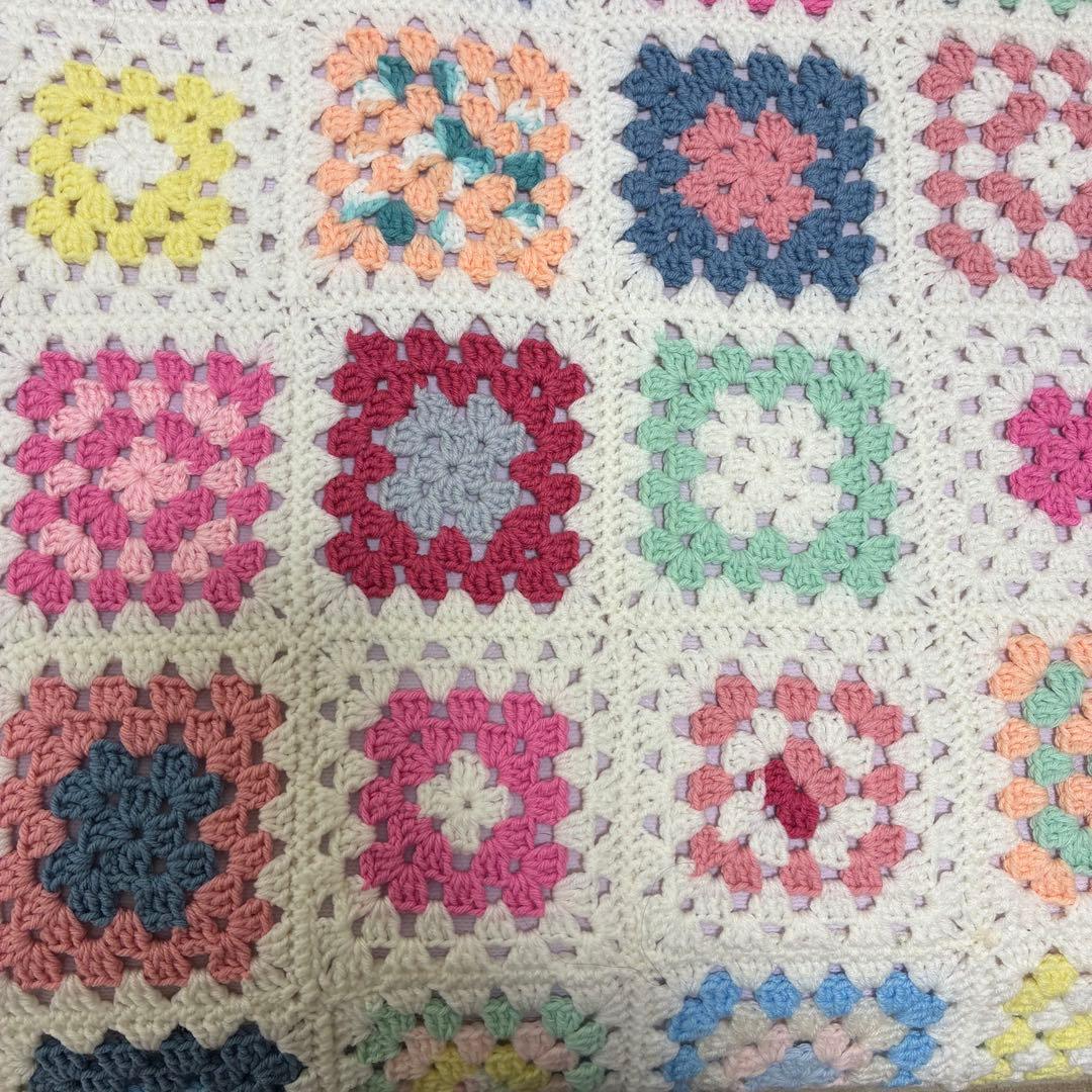 手編み　大判マルチカバー　ベッドカバー　ブランケット　グラニースクエア