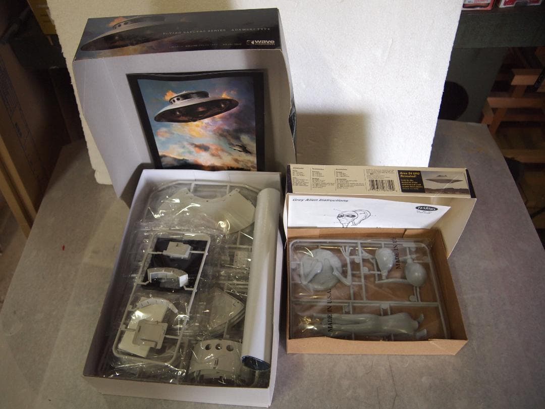 ウェーブ1/48 UFO模型とエイリアンフィギュアセット
