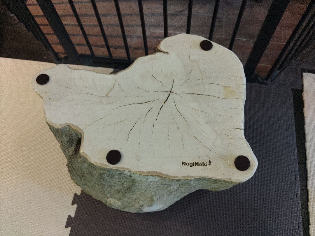 切り株のスツール　樹皮付き