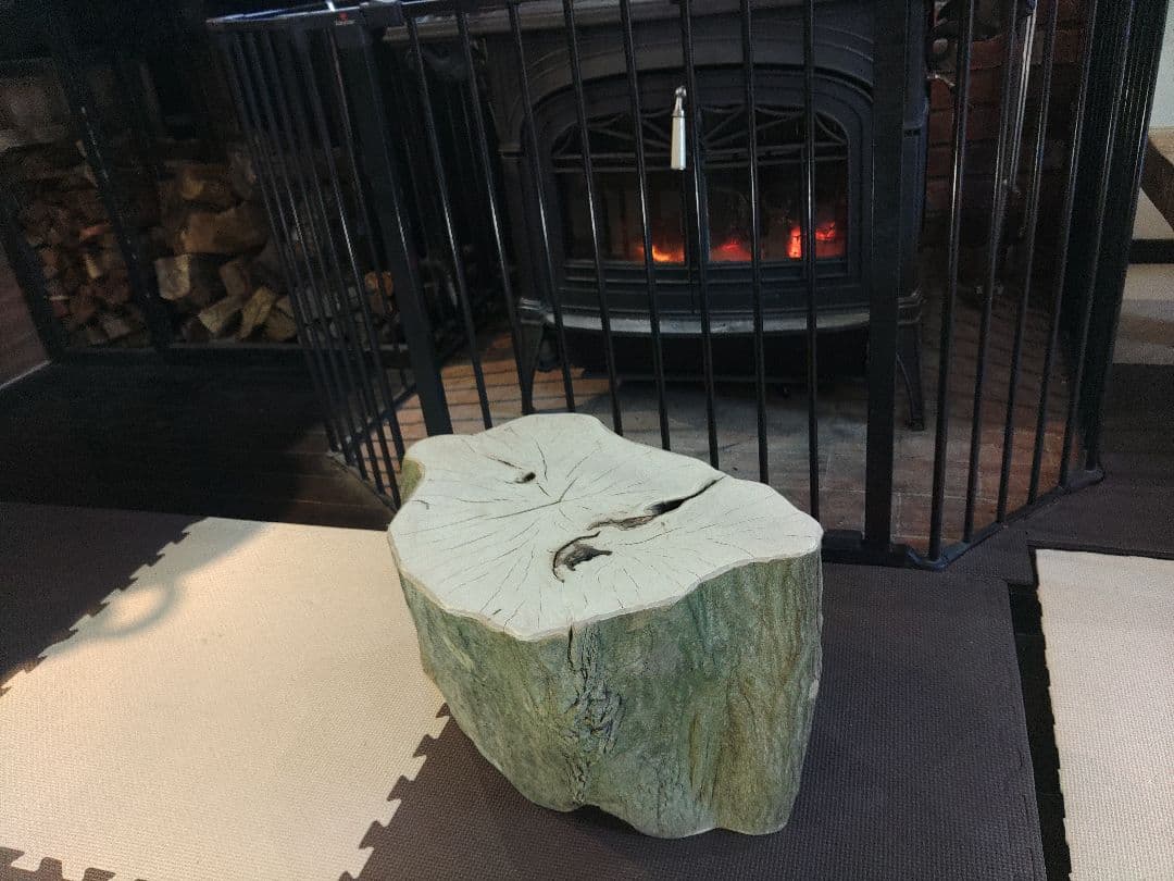 切り株のスツール　樹皮付き