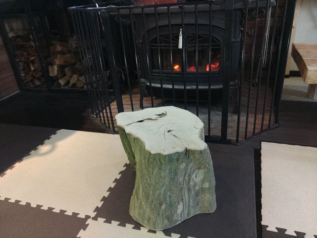 切り株のスツール　樹皮付き