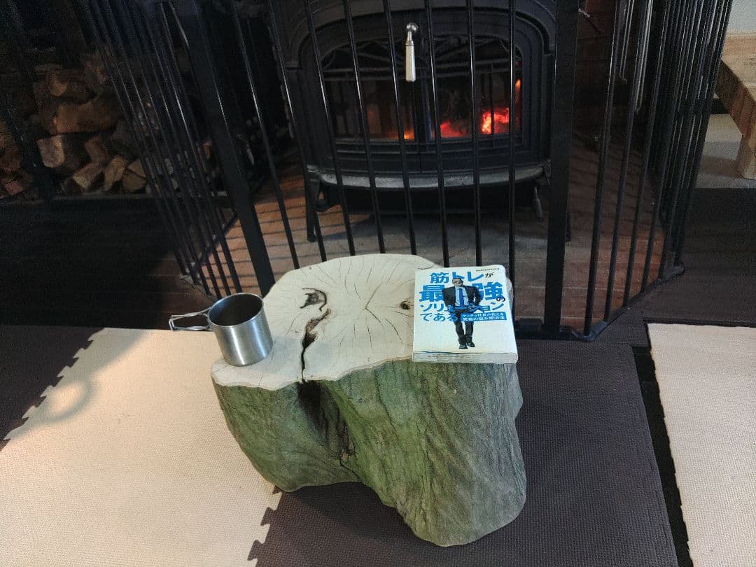 切り株のスツール　樹皮付き