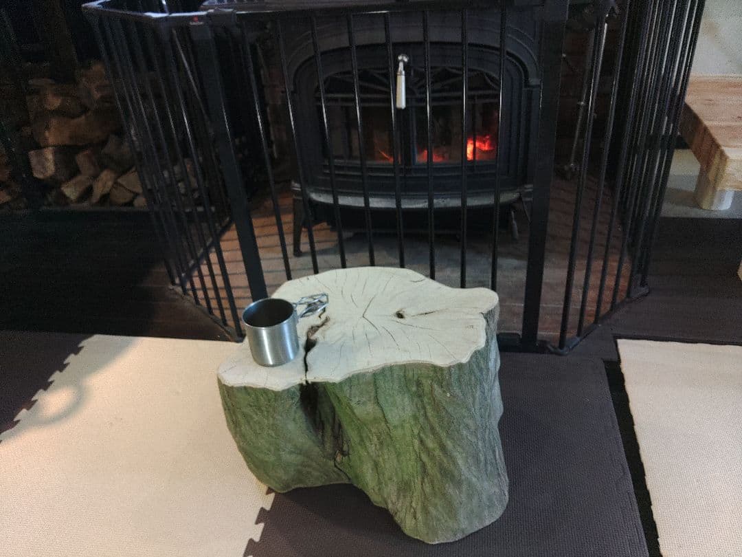 切り株のスツール　樹皮付き