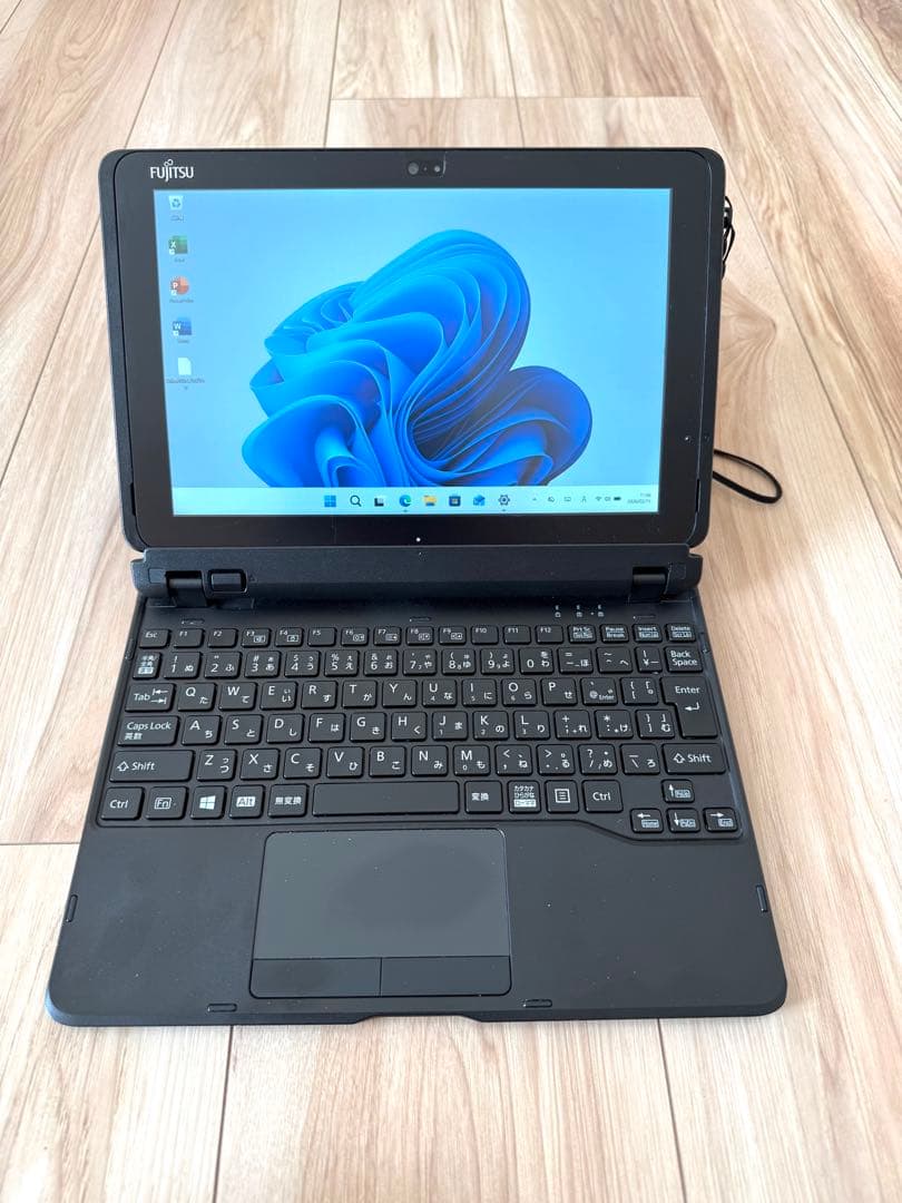 オフィス24付 Fujitsu 2-in-1 タブレット Atom/4/64GB