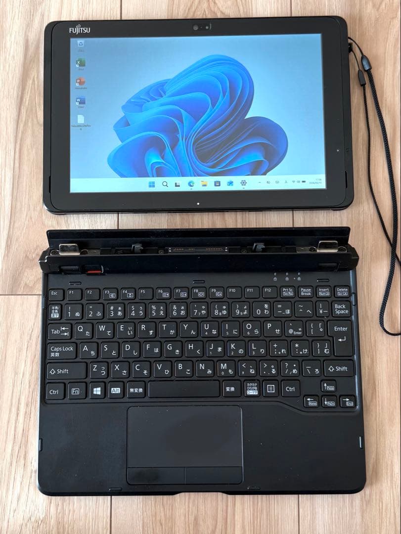 オフィス24付 Fujitsu 2-in-1 タブレット Atom/4/64GB