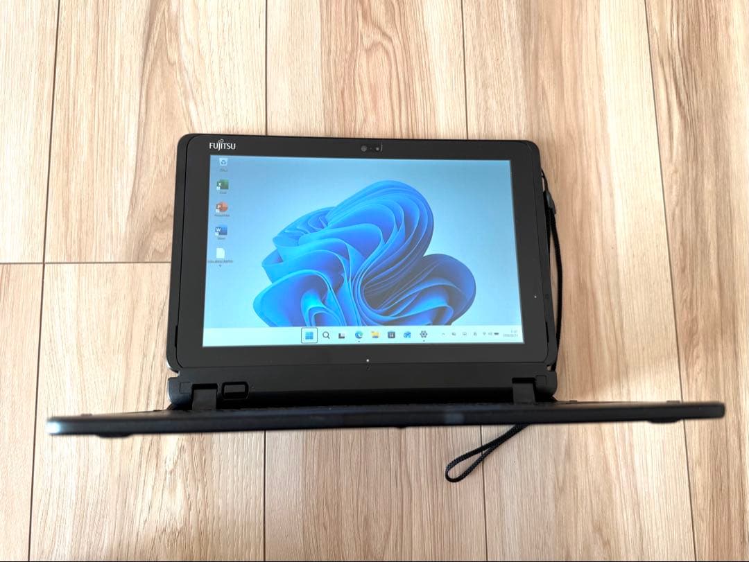 オフィス24付 Fujitsu 2-in-1 タブレット Atom/4/64GB
