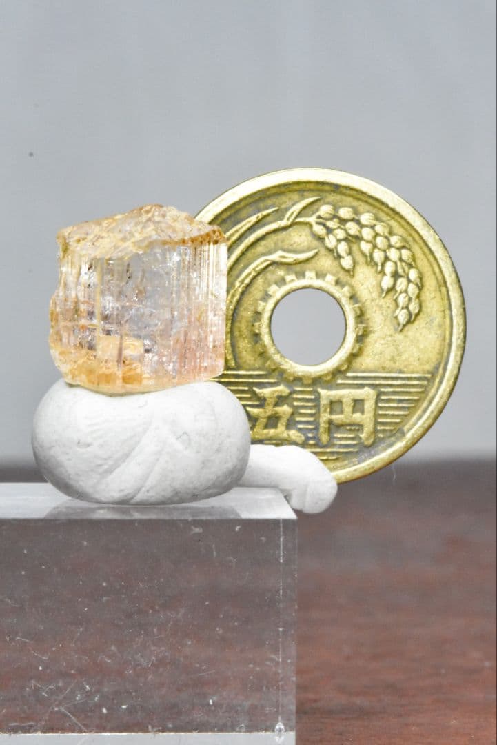 パキスタン カトラン産 インペリアルトパーズ原石02