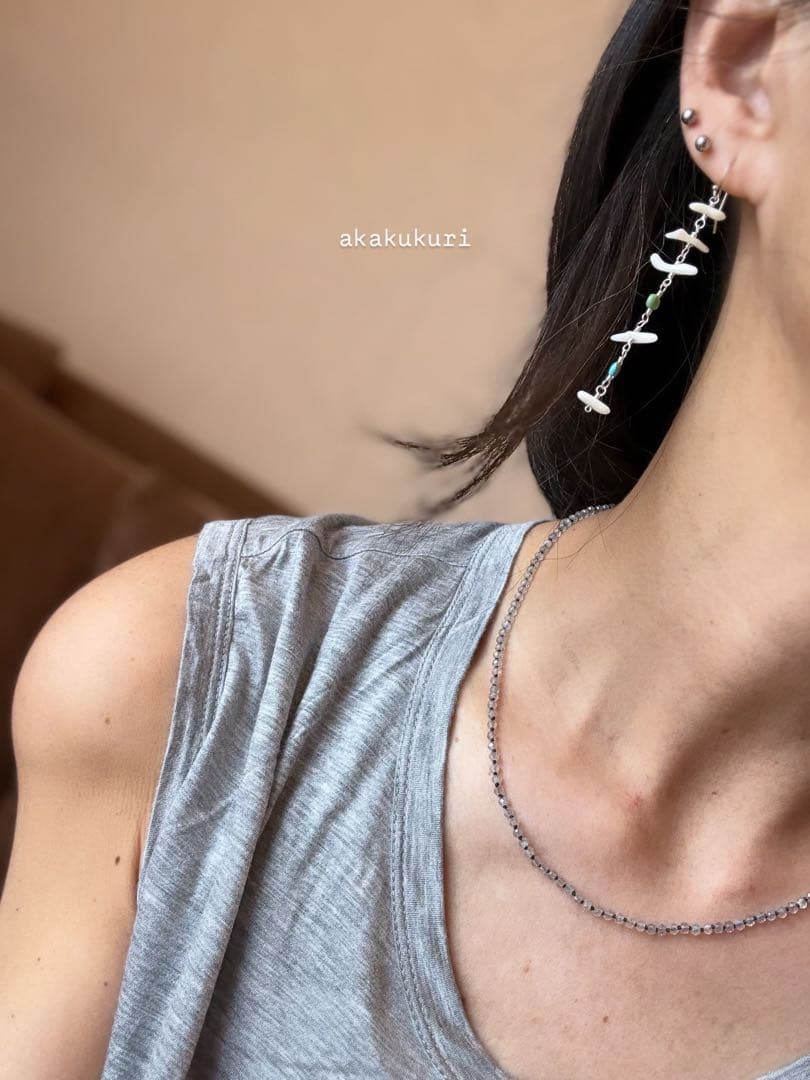 さざれ白珊瑚とターコイズのロングピアス