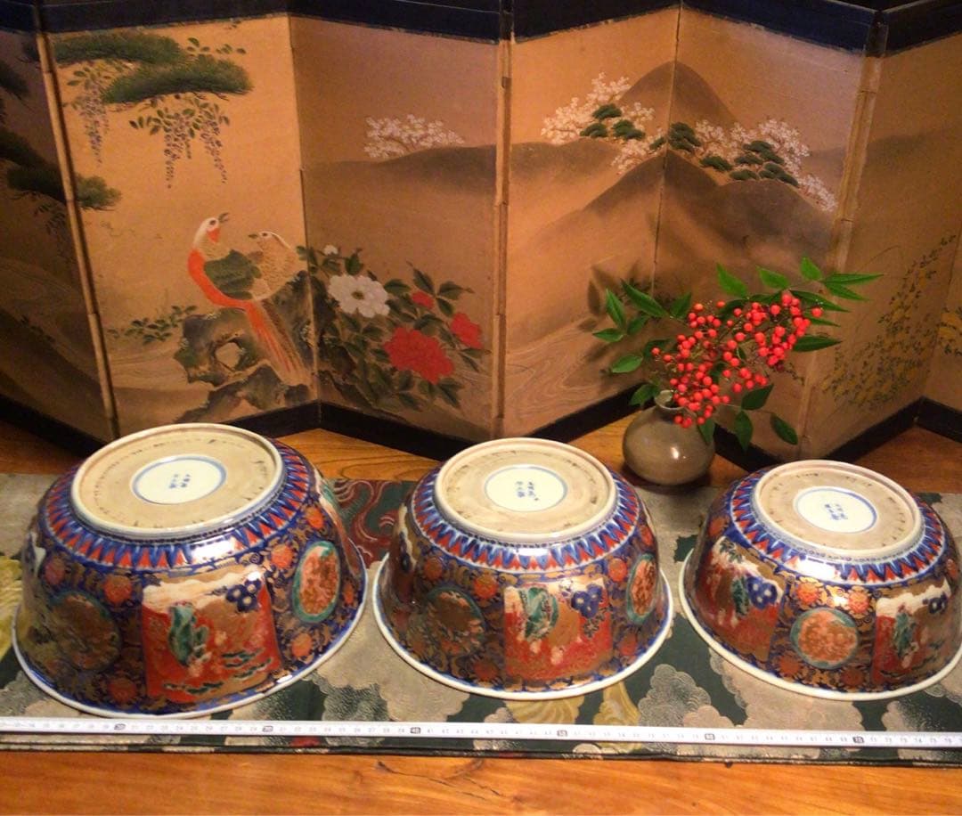 A897 大聖寺伊万里　波兎　竹林賢人　宝尽紋様　赤絵三鉢　『大明萬暦年製』