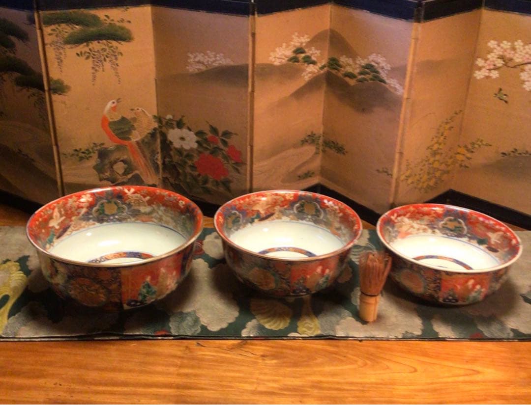 A897 大聖寺伊万里　波兎　竹林賢人　宝尽紋様　赤絵三鉢　『大明萬暦年製』