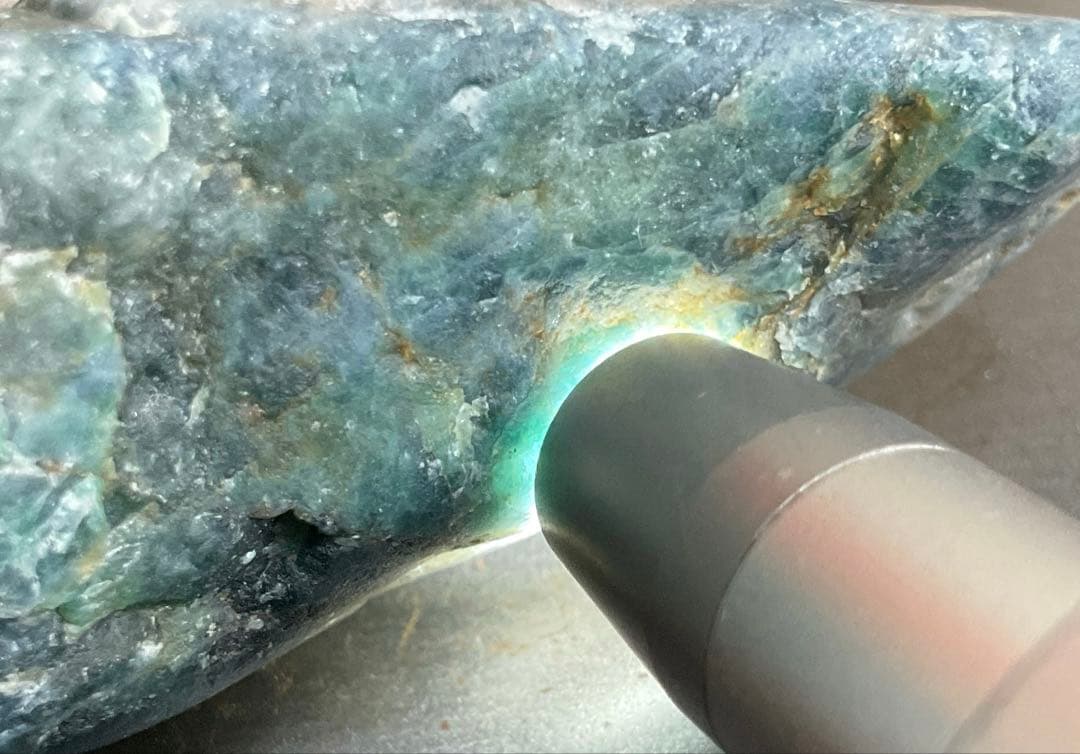 鮮やかな青信号色　入りコン沢翡翠78g 糸魚川　ヒスイ　ひすい