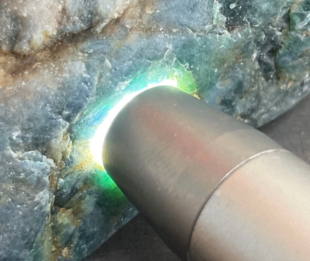 鮮やかな青信号色　入りコン沢翡翠78g 糸魚川　ヒスイ　ひすい