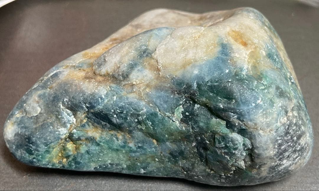 鮮やかな青信号色　入りコン沢翡翠78g 糸魚川　ヒスイ　ひすい