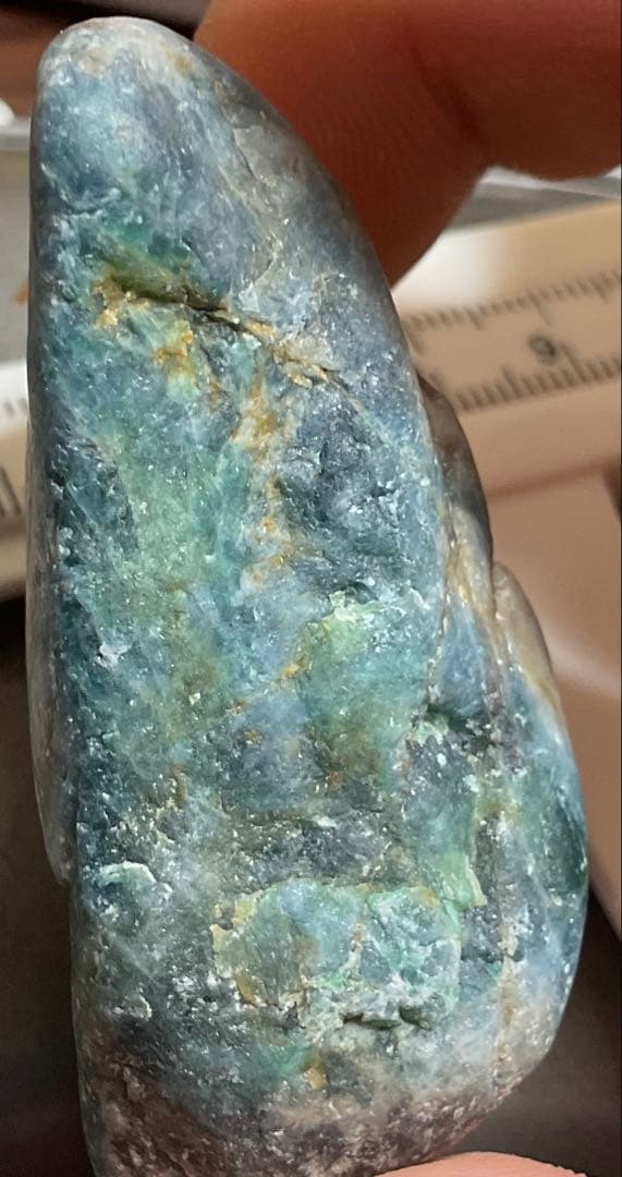 鮮やかな青信号色　入りコン沢翡翠78g 糸魚川　ヒスイ　ひすい