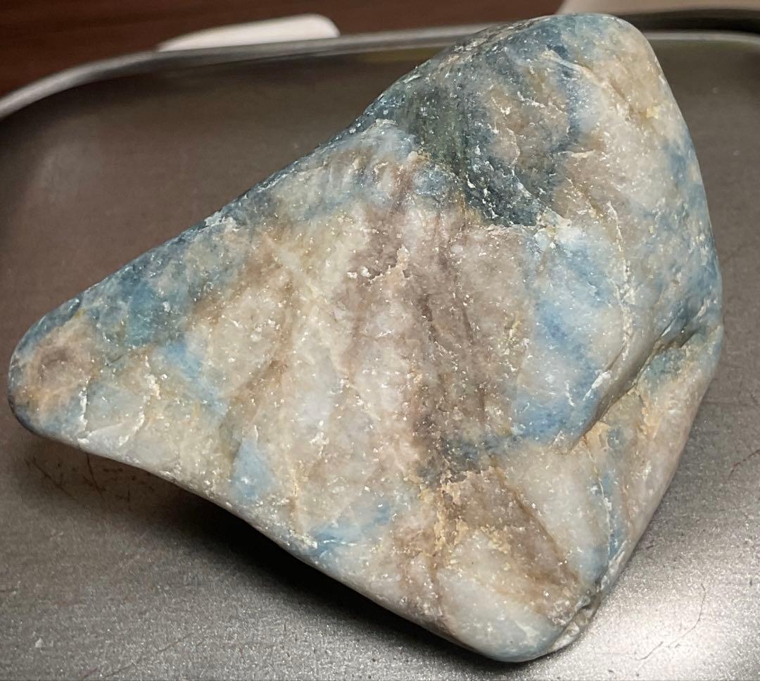 鮮やかな青信号色　入りコン沢翡翠78g 糸魚川　ヒスイ　ひすい