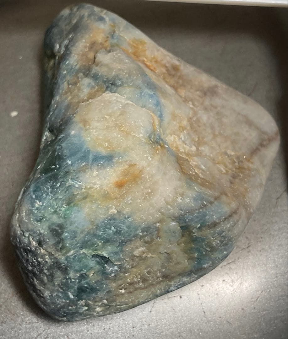 鮮やかな青信号色　入りコン沢翡翠78g 糸魚川　ヒスイ　ひすい