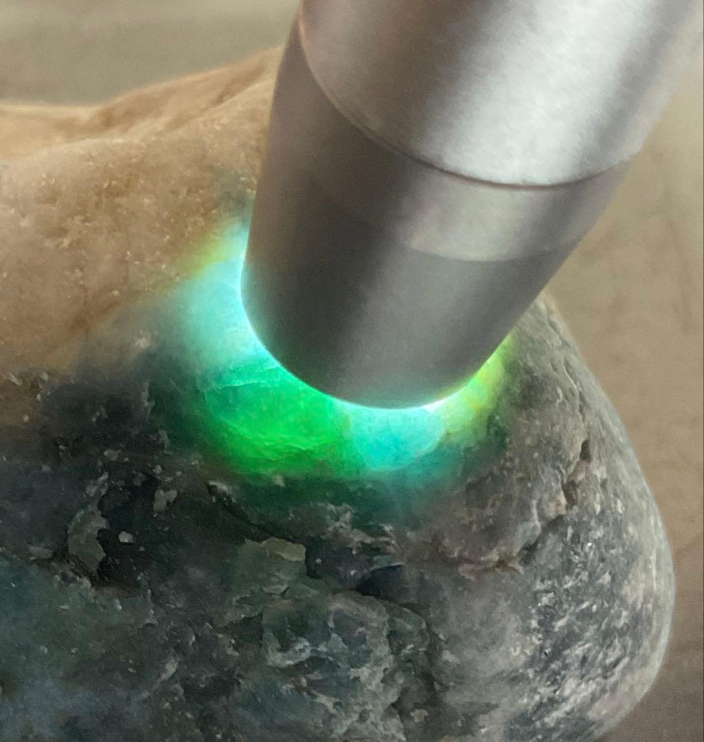 鮮やかな青信号色　入りコン沢翡翠78g 糸魚川　ヒスイ　ひすい