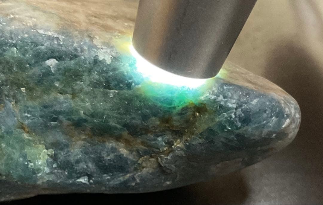 鮮やかな青信号色　入りコン沢翡翠78g 糸魚川　ヒスイ　ひすい