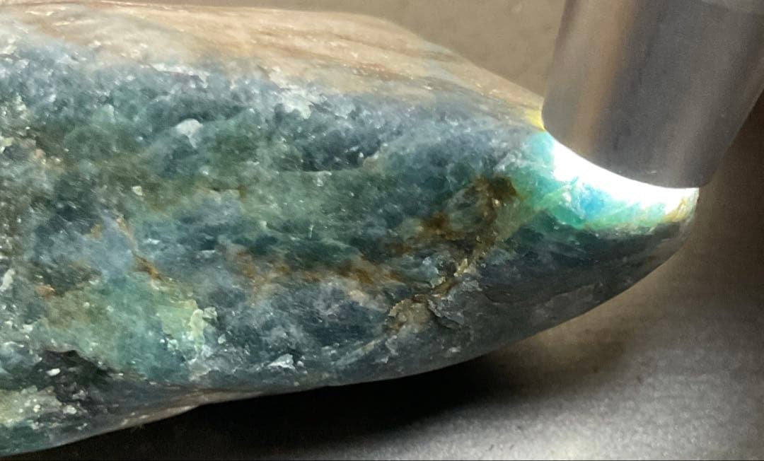 鮮やかな青信号色　入りコン沢翡翠78g 糸魚川　ヒスイ　ひすい