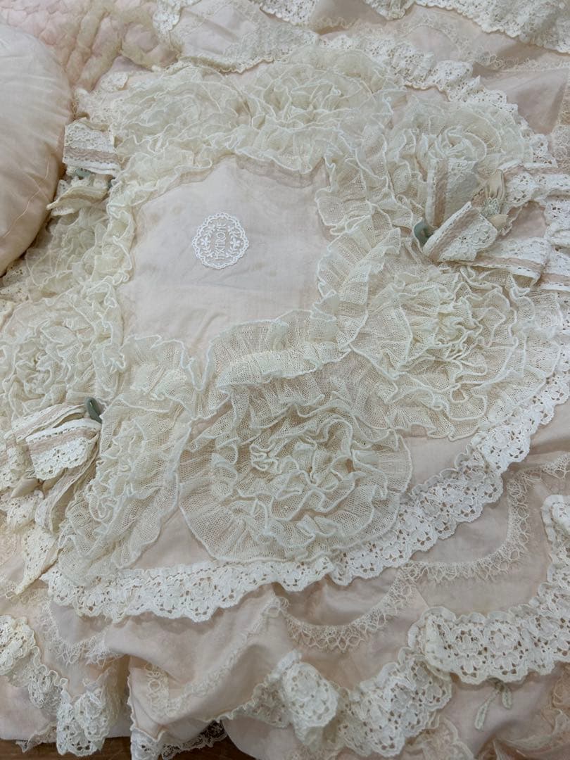 未使用さえらヒスクロスーネ薄ピンク フリルリ丸いクッション(薄いシミ有り)