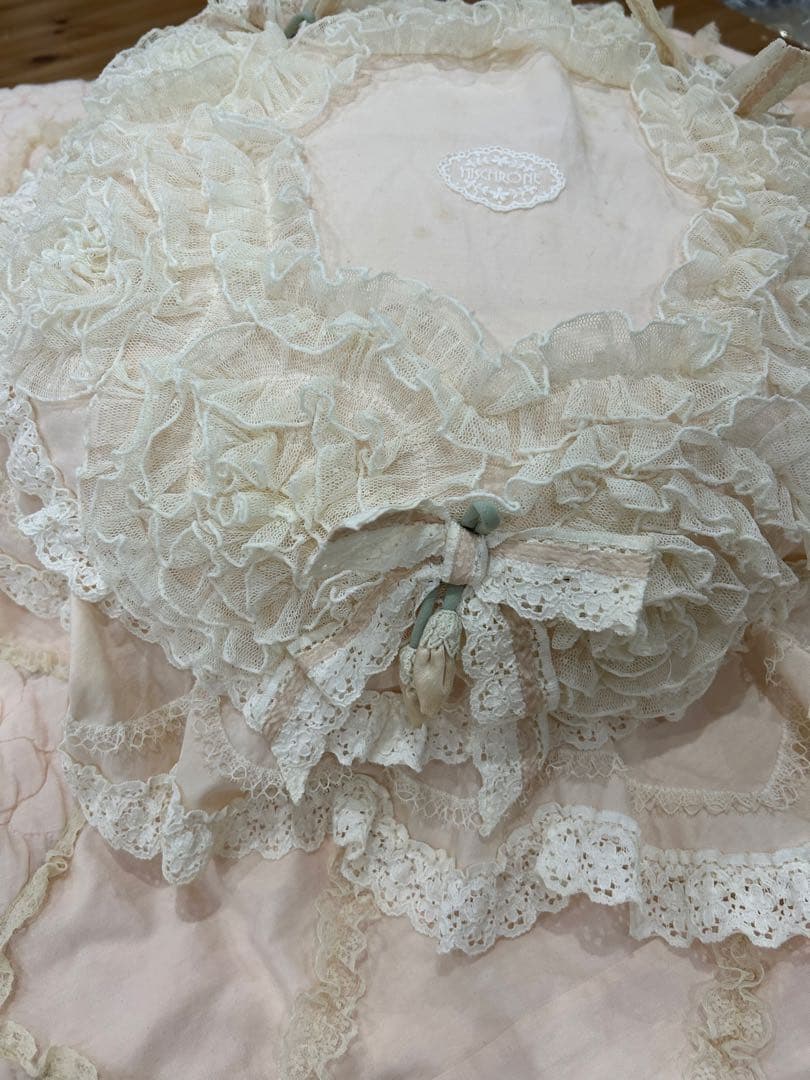 未使用さえらヒスクロスーネ薄ピンク フリルリ丸いクッション(薄いシミ有り)